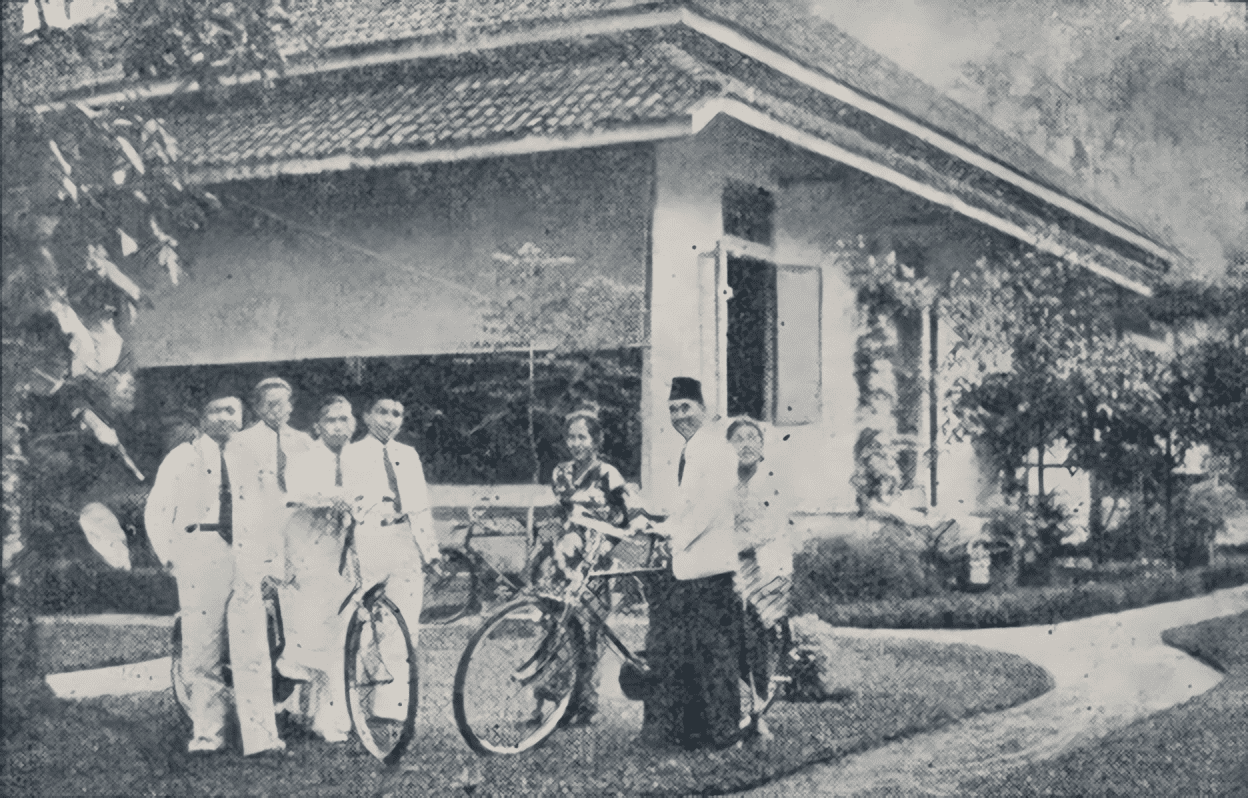 Bung Karno di Depan Rumah Pengasingannya di Bengkulu | Foto: Kemdikbudristek/kebudayaan.kemdikbud.go.id