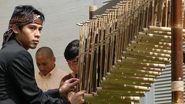 Berbagai cara dalam memainkan alat musik angklung