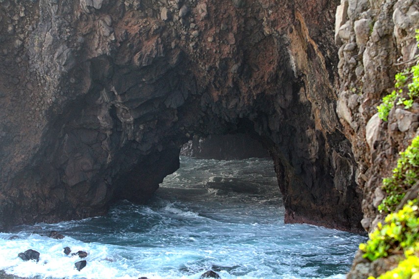 Goa Kelelawar di Pulau Sangiang