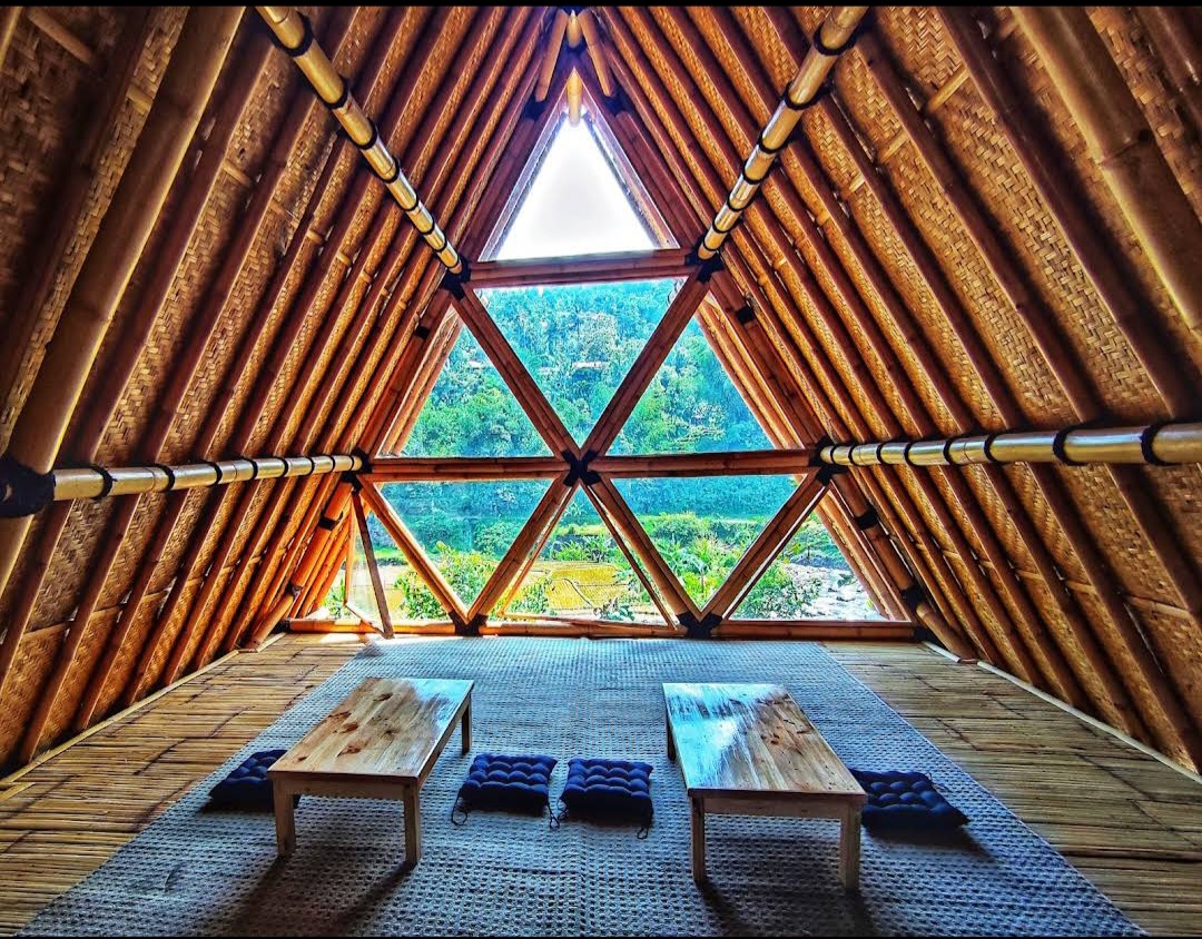 Bagian dalam Senandung Cafe dan Nature|Foto: googlemaps