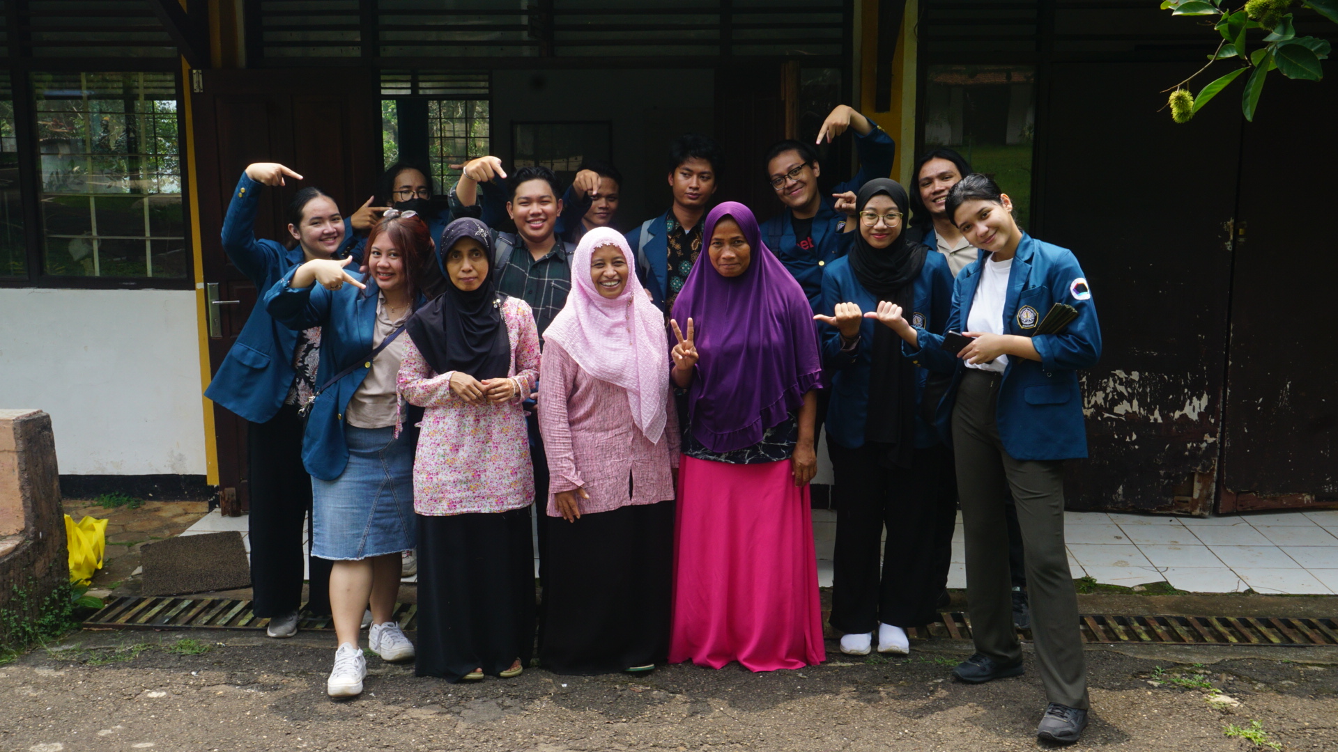 Digitalisasi Penjualan Produk dan Implementasi SDGs 8 dan 12 di PGOT ...