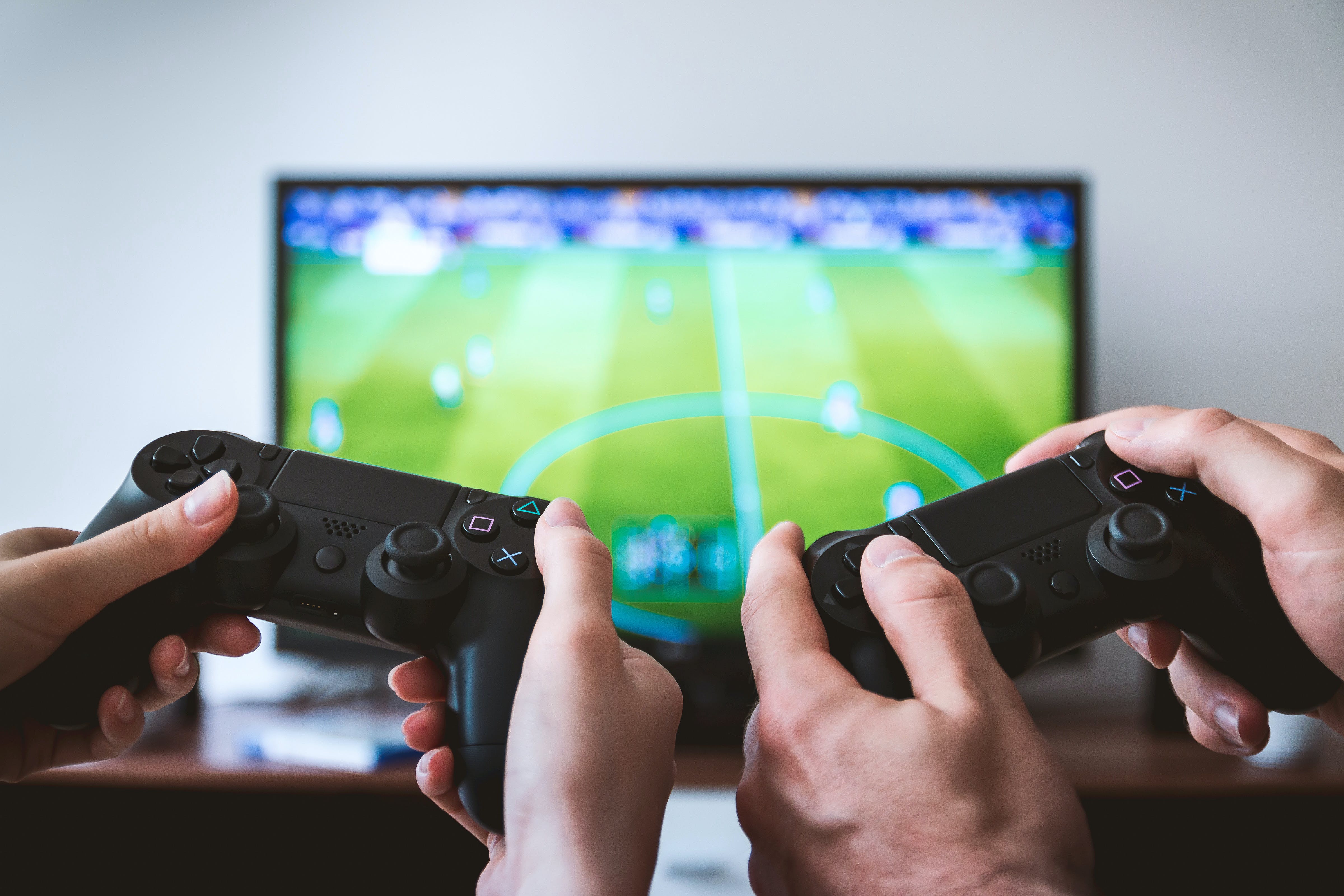 Dua orang sedang bermain game bersama