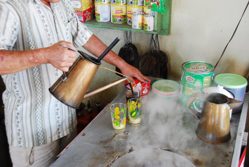 Ilustrasi Warung Kopi | Foto: Steijlen, Fridus., CC BY 4.0 <https://creativecommons.org/licenses/by/4.0 loading=