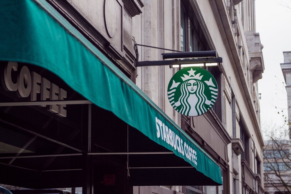 Ilustrasi Kafe Starbucks | Foto: Photo by Dom J: https://www.pexels.com/photo/starbucks-signboard-303324/