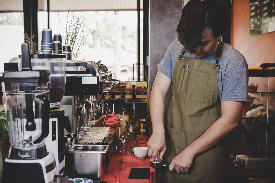 Ilustrasi Barista Sedang Membuat Kopi di Artisan Coffee Shop | Foto: <a href=