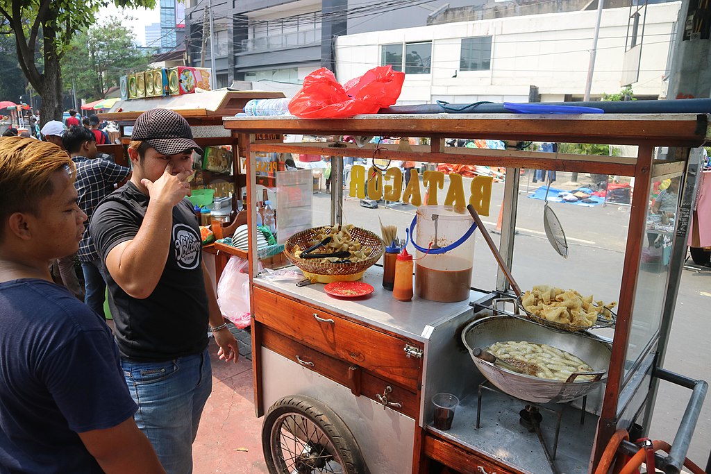 Pedagang Kaki Lima yang Menjual Batagor | Foto: Gunawan Kartapranata, CC BY-SA 4.0 <https://creativecommons.org/licenses/by-sa/4.0 loading=