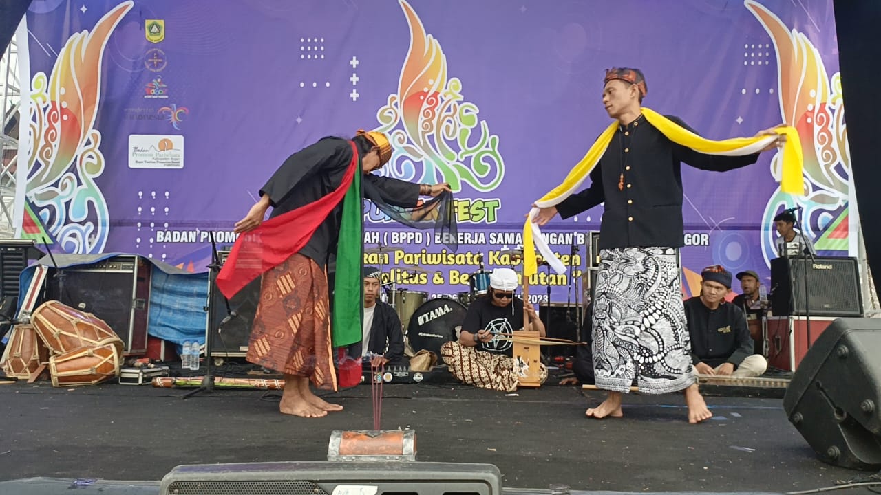 Menari (Ngibing) Tarawangsa | Sumber: Dok. Pribadi Belgi Alhuda