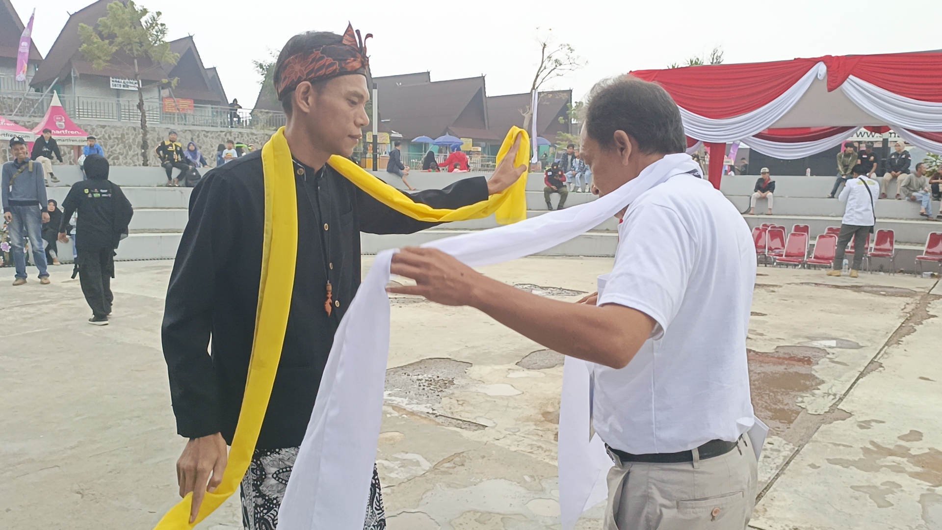 Belgi Alhuda menari bersama pihak PHRI dalam acara Puncak Festival | Sumber: Dok. Pribadi Belgi Alhuda