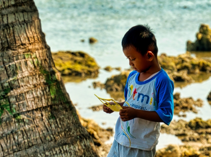 Foto oleh Tom Fisk: https://www.pexels.com/id-id/foto/foto-fokus-selektif-anak-laki-laki-yang-berdiri-di-dekat-pohon-palem-3118847/