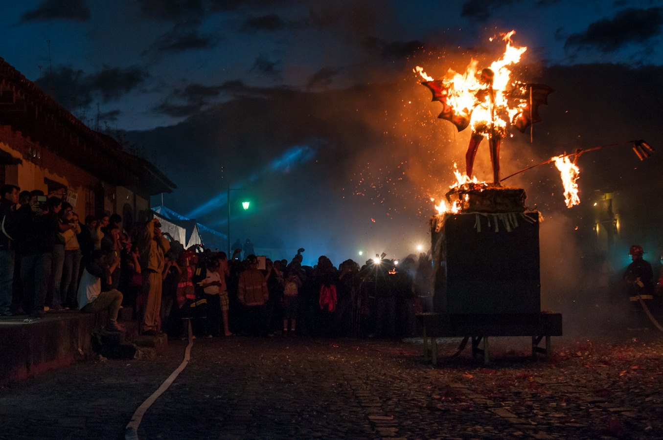 Membakar Piñata di Meksiko (New Haven/Unsplash)