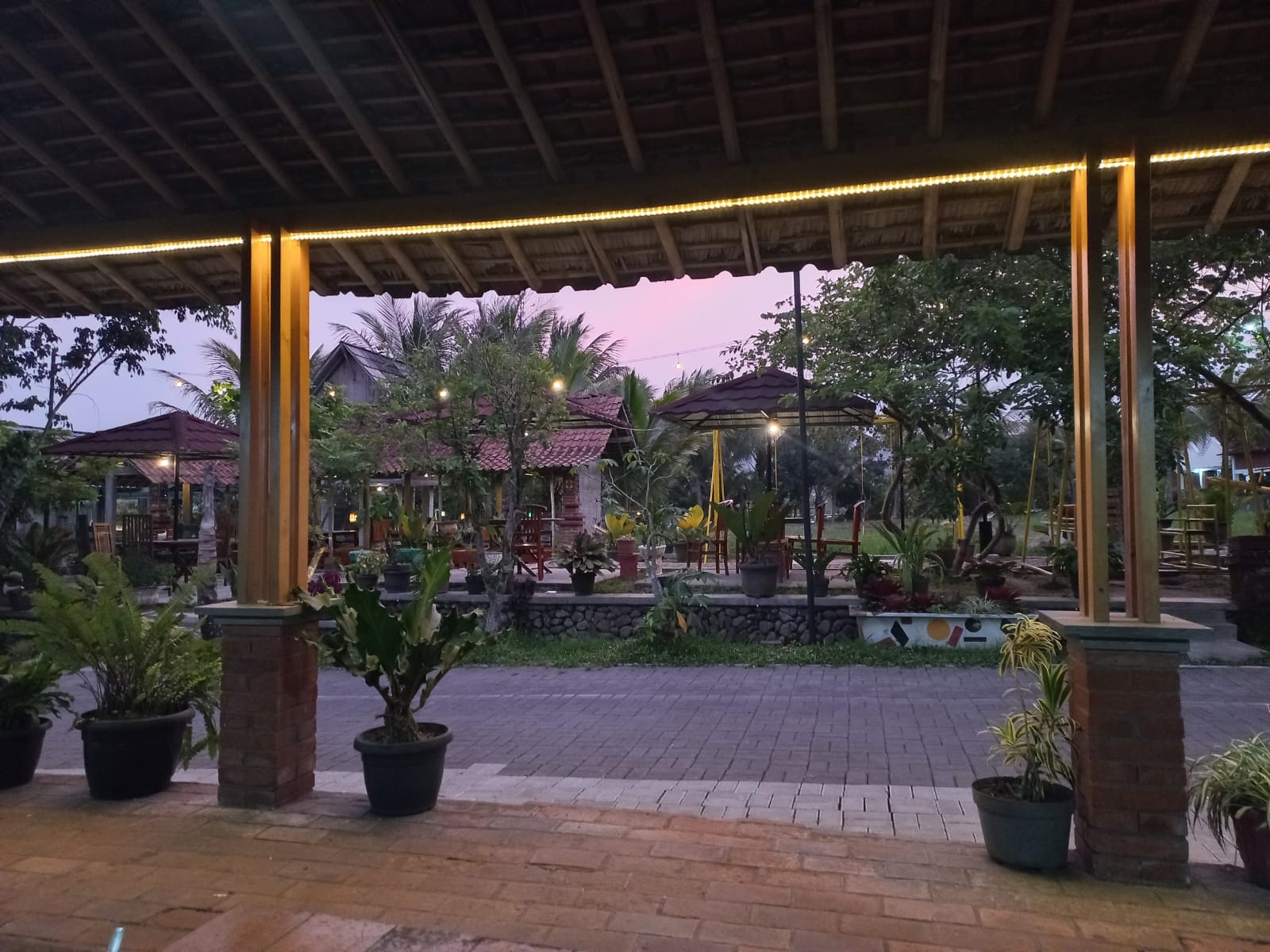 Restoran Kampoeng Sawah di Sore Hari
