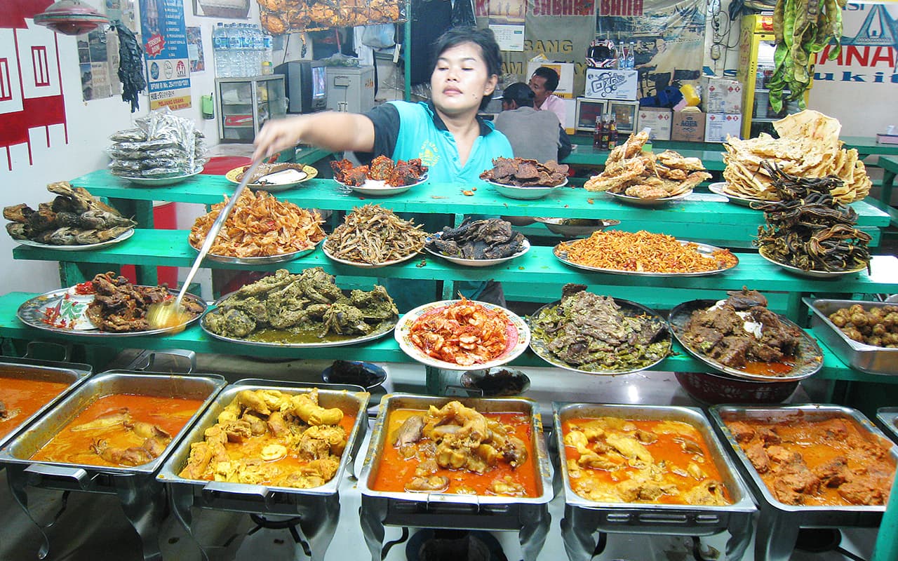 Berbagai olahan masakan Padang © Jalur Rempah