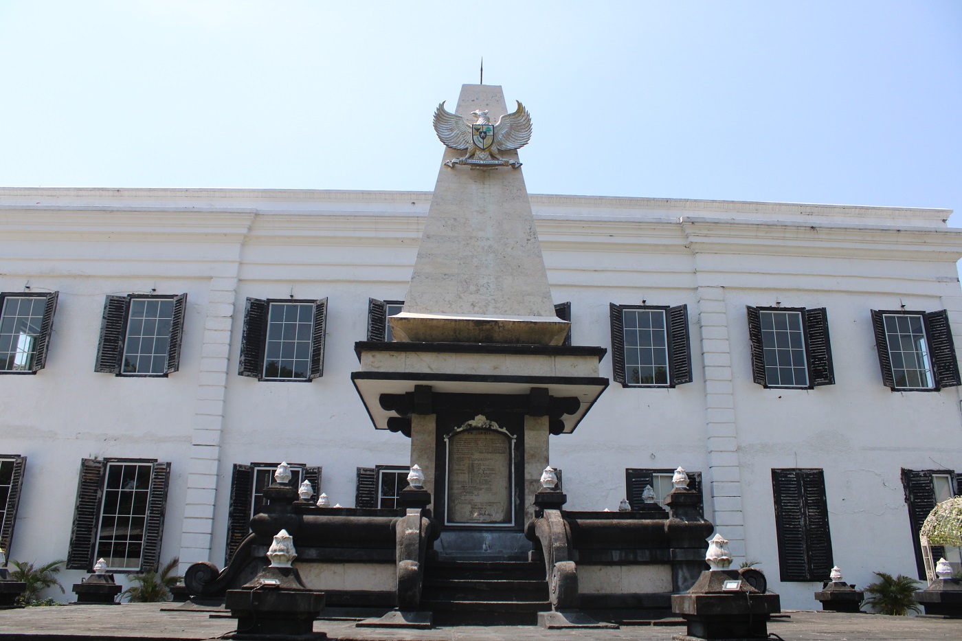 Tugu Laskar Putri yang terletak di halaman Gedung Djoeang