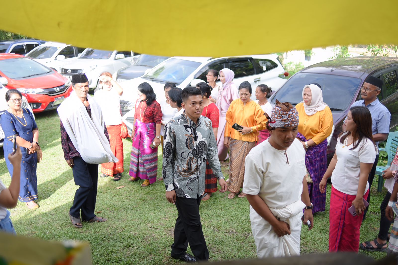 Pihak keluarga laki-laki tiba di rumah pihak keluarga perempuan © Dokumentasi Pribadi