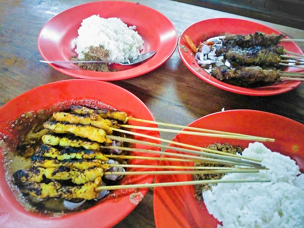 Sate Kelapa © Wikimedia Commons © Fitri Penyalai