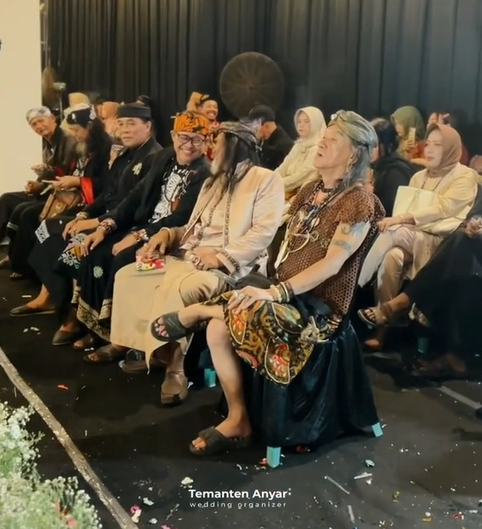 Tamu pesta pernikahan pemilik Padepokan Wewe Gombel © temantenanyar/Tiktok