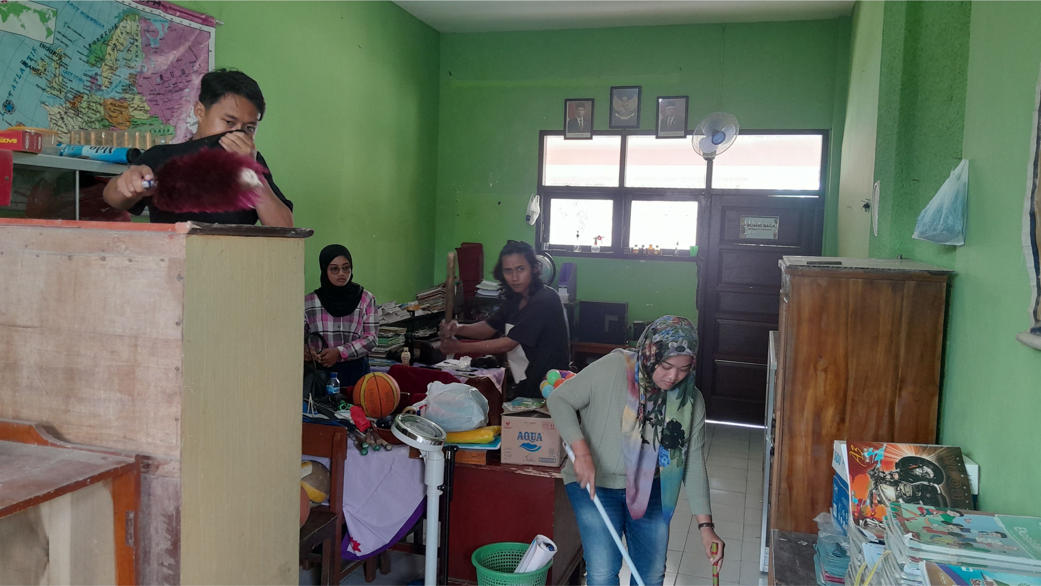 bersih bersih dan menata ulang ruangan pojok baca