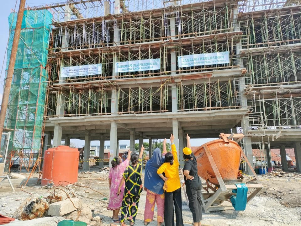 Sejumlah warga mengawasi proses kontruksi Kampung Akuarium.