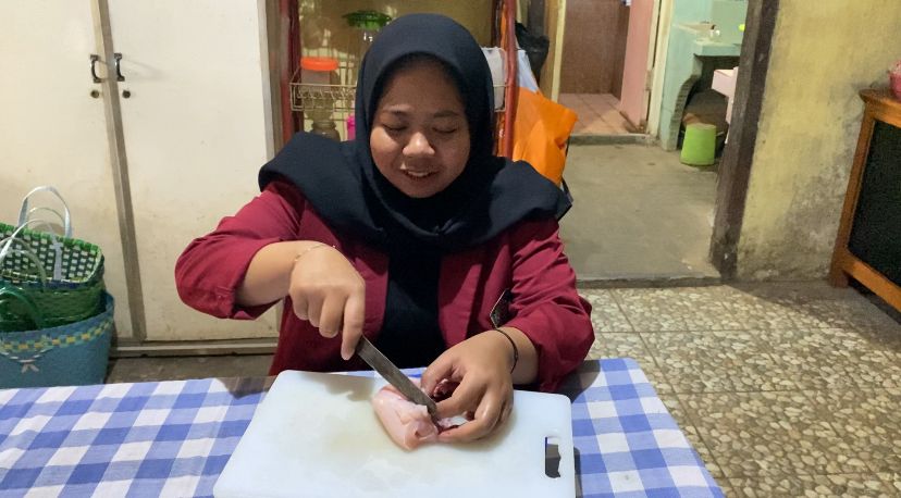 Proses pemotongan bahan | Sumber: Dokumentasi Pribadi
