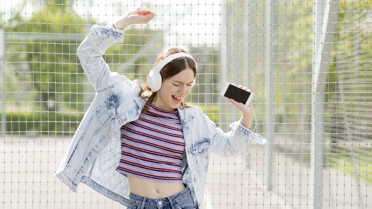 Saat berkecimpung dalam pekerjaan kreatif atau membutuhkan konsentrasi tinggi, musik pun dapat menjadi sahabat yang setia menemani