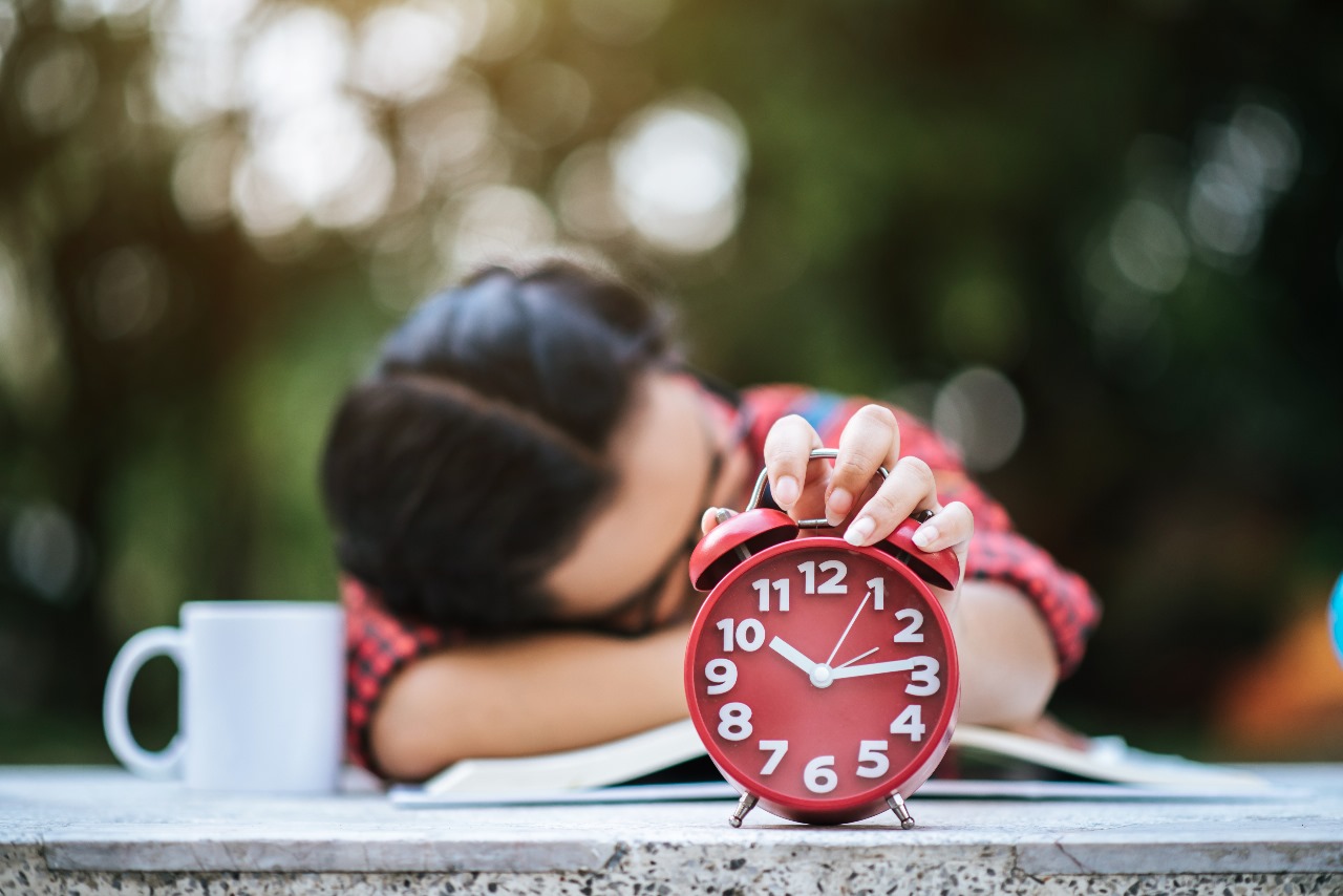 Tidur yang cukup sangat penting untuk mendukung proses pemulihan tubuh secara optimal, sehingga tubuh tetap bugar dan penuh energi selama berpuasa