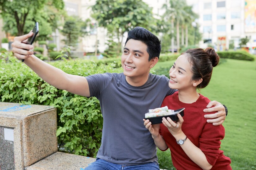 Mereka yang hidup sederhana mampu menyelami momen saat ini, menemukan kebahagiaan dalam setiap detiknya, tanpa terjebak dalam penyesalan masa lalu atau kekhawatiran akan masa depan