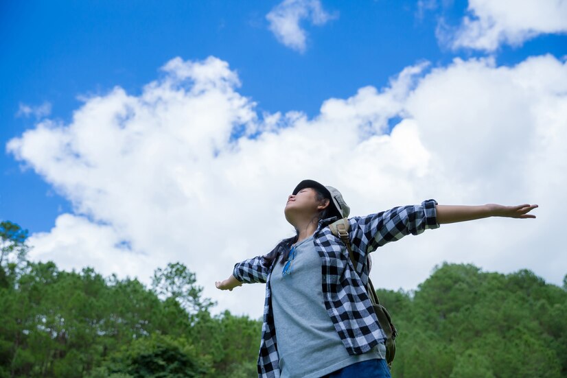 Orang yang hidup sederhana memiliki keunikan dalam menemukan kebahagiaan dari hal-hal sederhana di sekitar mereka. Kesejukan kebahagiaan mereka terletak pada momen-momen kecil seperti berkumpul bersama keluarga, menikmati keindahan alam, atau melibatkan diri dalam hobi yang mereka sukai