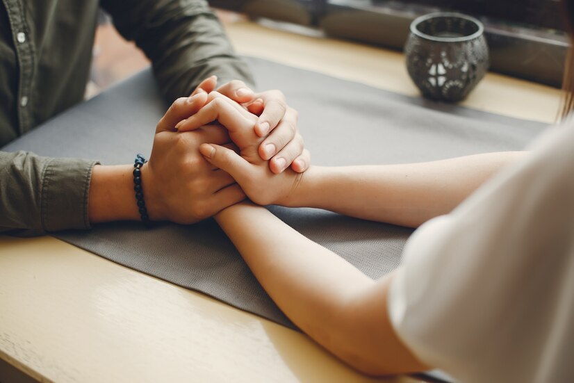 Kata-kata indah bagaikan mantra yang mampu memperkuat hubungan. Ucapkan rasa cinta, terima kasih, dan penghargaan kepada pasangan dengan kalimat-kalimat yang penuh cinta