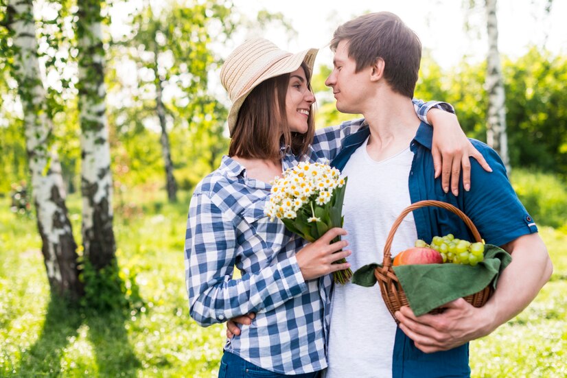 Kejutan spontan menjadi bumbu manis dalam hubungan. Memberikan bunga, menulis surat cinta, atau merencanakan makan malam romantis secara tak terduga dapat menjadi cara sederhana untuk menunjukkan rasa cinta dan perhatian kepada pasangan