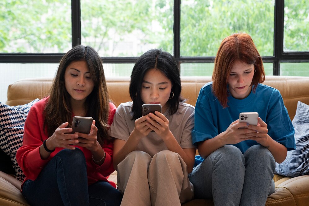 Membatasi waktu penggunaan media sosial merupakan langkah preventif untuk menjaga kesejahteraan mental. Terlalu lama terpapar konten di dunia maya dapat memicu rasa insecure dan kecemasan akibat perbandingan sosial yang tidak seimbang