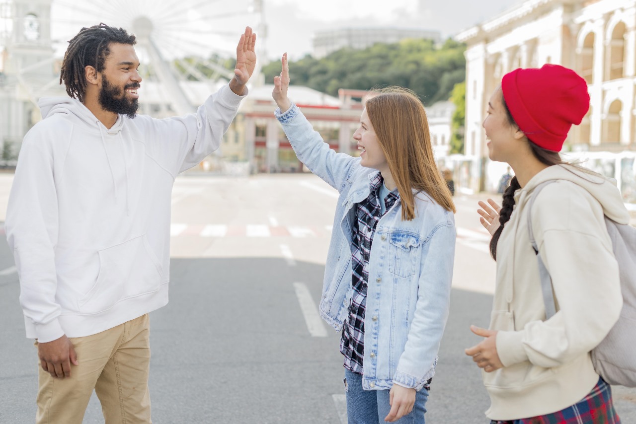 Melibatkan diri dengan lingkungan sosial yang positif dapat berperan penting dalam membangun rasa cinta diri. Kawan GNFI diharapkan untuk menghabiskan waktu dengan orang-orang yang memberikan dukungan dan penghargaan terhadap dirinya