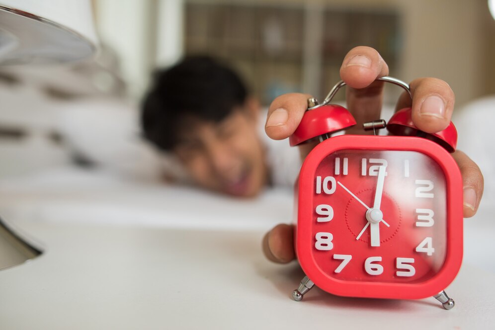 Memulai hari di pagi hari membawa manfaat positif bagi kesehatan dan kebahagiaan kita. Sinar matahari pagi yang kaya vitamin D dan kebiasaan bangun pagi terbukti mampu meningkatkan mood secara signifikan