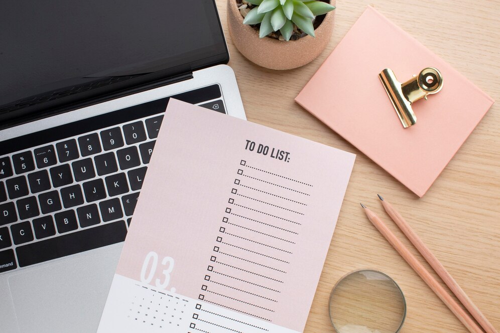 Membuat catatan to-do list adalah metode yang efisien untuk mengatur tugas-tugas harian. Dengan menguraikan tugas-tugas yang harus dikerjakan, kita dapat dengan jelas melihat pekerjaan yang perlu diselesaikan, menghindari kebingungan atau lupa terhadap suatu tugas