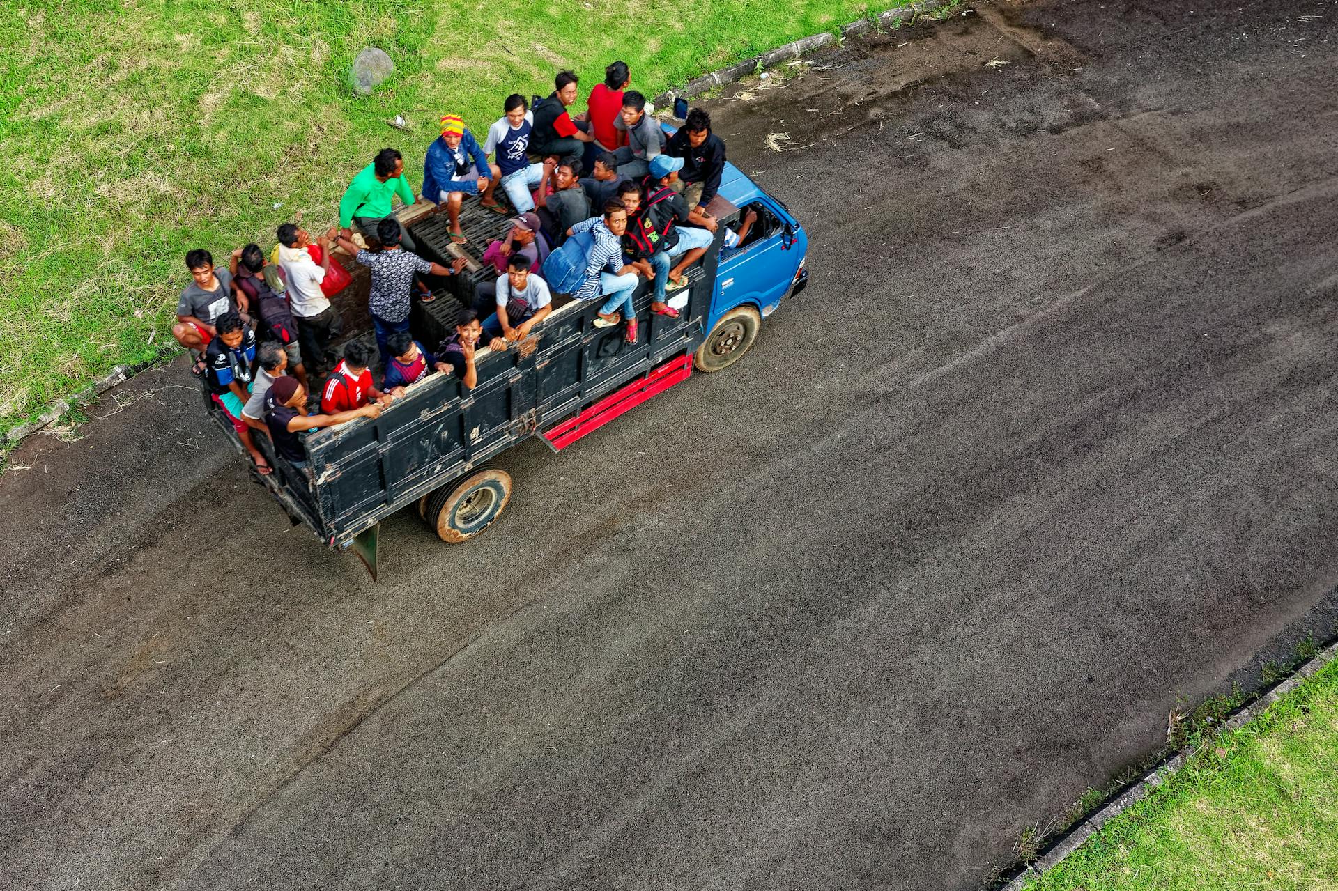 Foto oleh Tom Fisk: https://www.pexels.com/id-id/foto/foto-udara-orang-yang-mengendarai-truk-1869580/