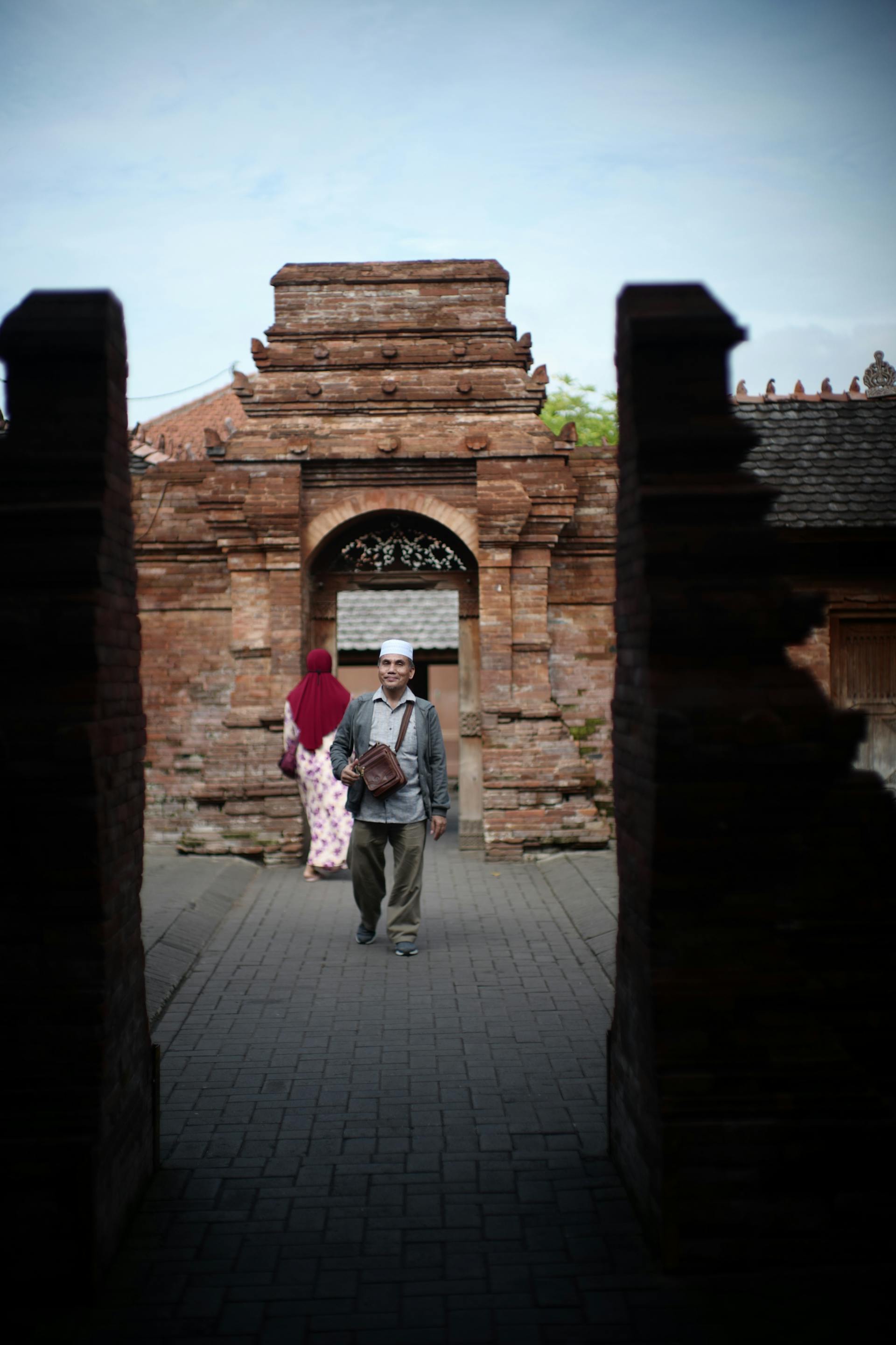 Foto oleh irwan zahuri: https://www.pexels.com/id-id/foto/orang-orang-tengara-jalan-masuk-indonesia-14519157/