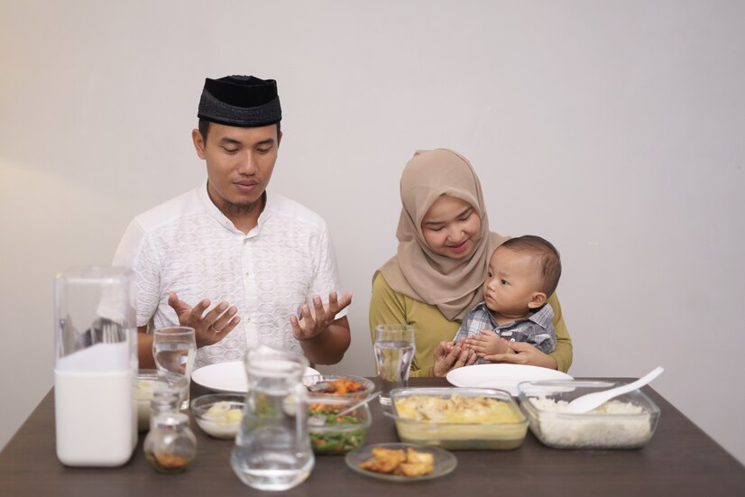 Menjaga hidrasi tubuh adalah kunci utama untuk menjalani ibadah puasa dengan nyaman. Minum air putih yang cukup saat sahur dan buka puasa sangatlah penting untuk memastikan tubuh terhidrasi dengan baik sepanjang hari. Air putih membantu menjaga keseimbangan cairan dalam tubuh dan mencegah dehidrasi
