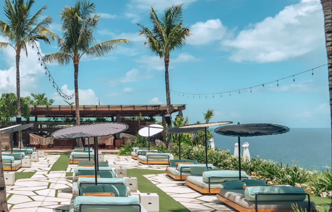 Ulu Cliffhouse, Beachclub Uluwatu Bali Terbaik © Instagram @ulucliffhouse