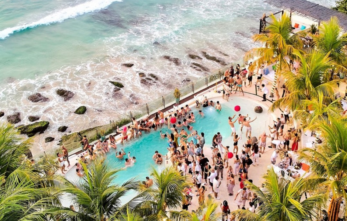 El Kabron Beach Club, Beachclub Uluwatu Bali Terbaik © Instagram @elkabronbali