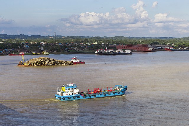Sungai Mahakam © Herusutimbul on Wikimedia commons