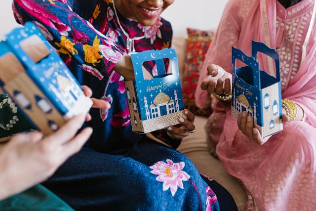 Foto oleh RDNE Stock project: https://www.pexels.com/id-id/foto/mode-cinta-orang-orang-perempuan-7249348/