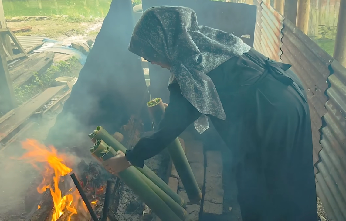 Proses Pembuatan Lamang Tapai © Tangkap Layar YouTube Herlina Basri
