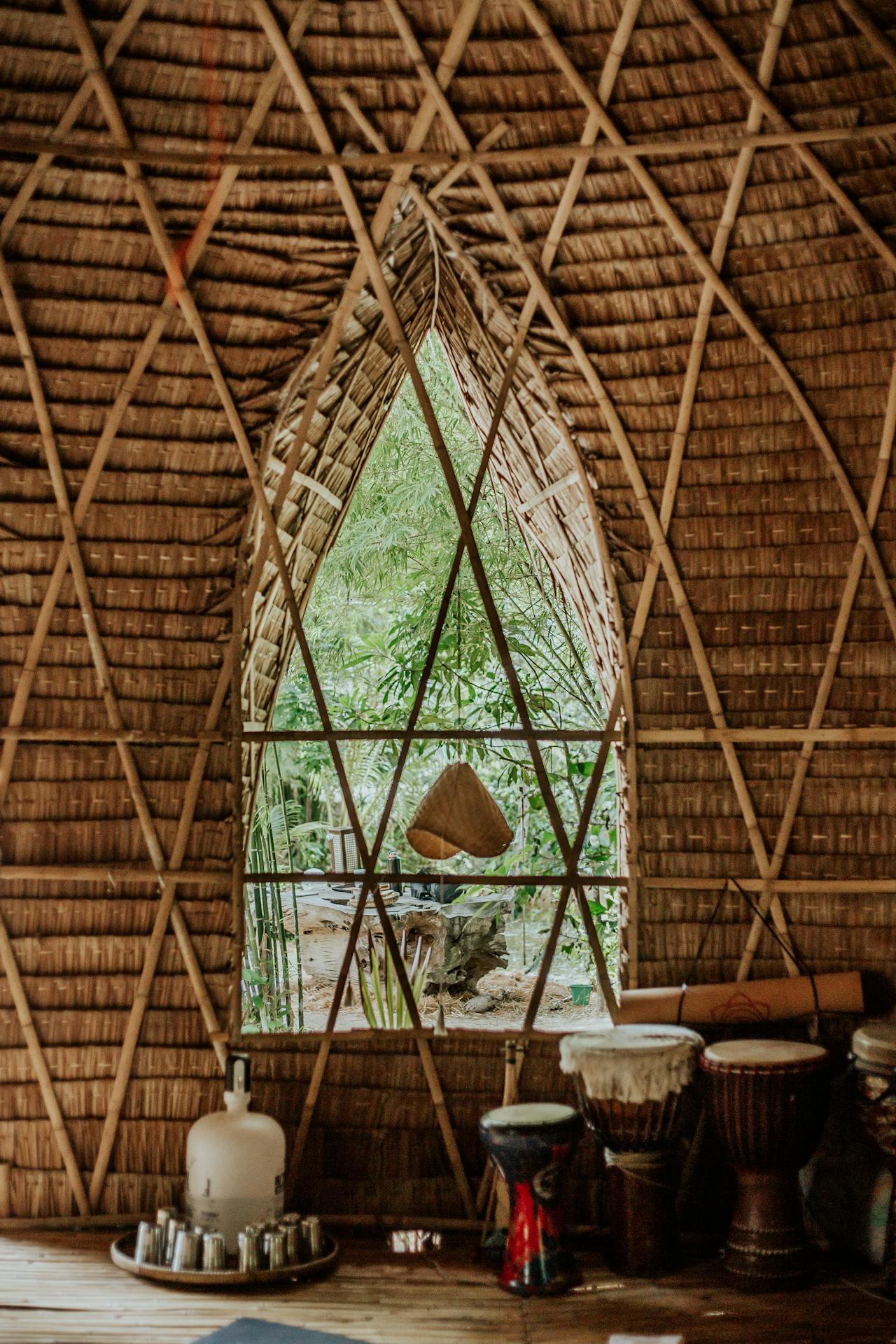 Foto oleh cottonbro studio: https://www.pexels.com/id-id/foto/kayu-musik-windows-jendela-5602493/