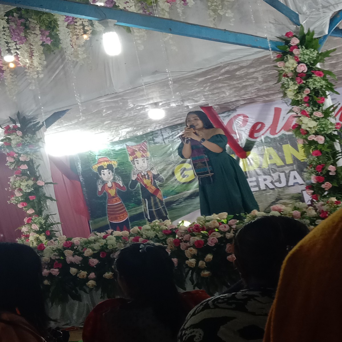Merdang Merdem dimeriahkan oleh penyanyi | Dokumentasi pribadi