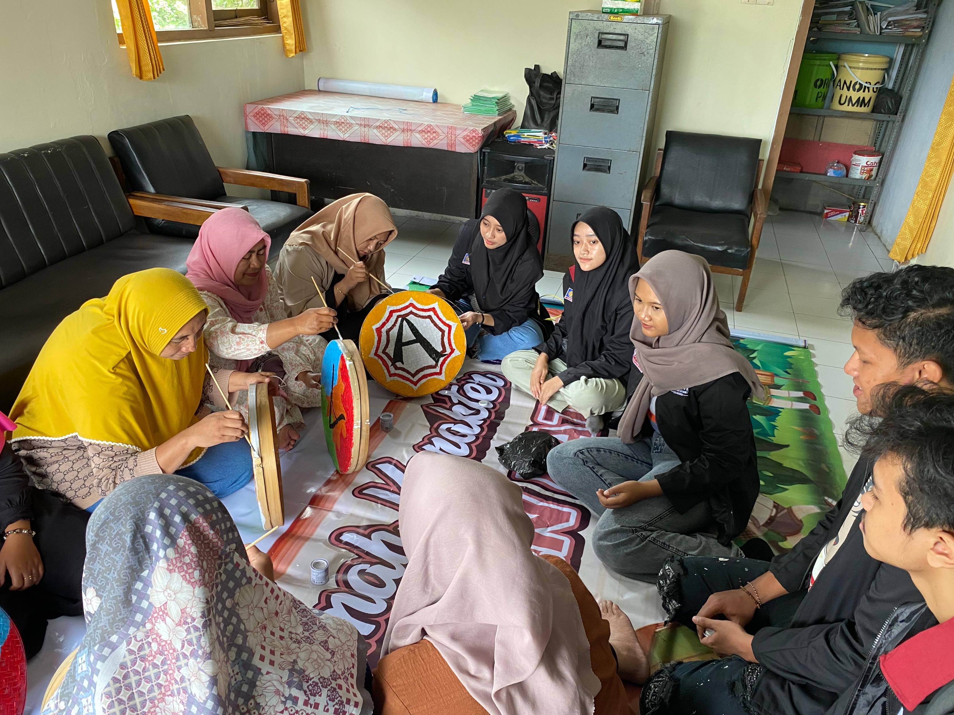 Pengecatan Tampah bersama ibu-ibu Pengurus Taman Toga