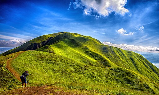Danau Toba yang sudah dikenal banyak orang memiliki banyak sudut yang menawan, salah satunya Bukit Holbung. Dok. Wikimedia Commons/ Mahmur Marganti.