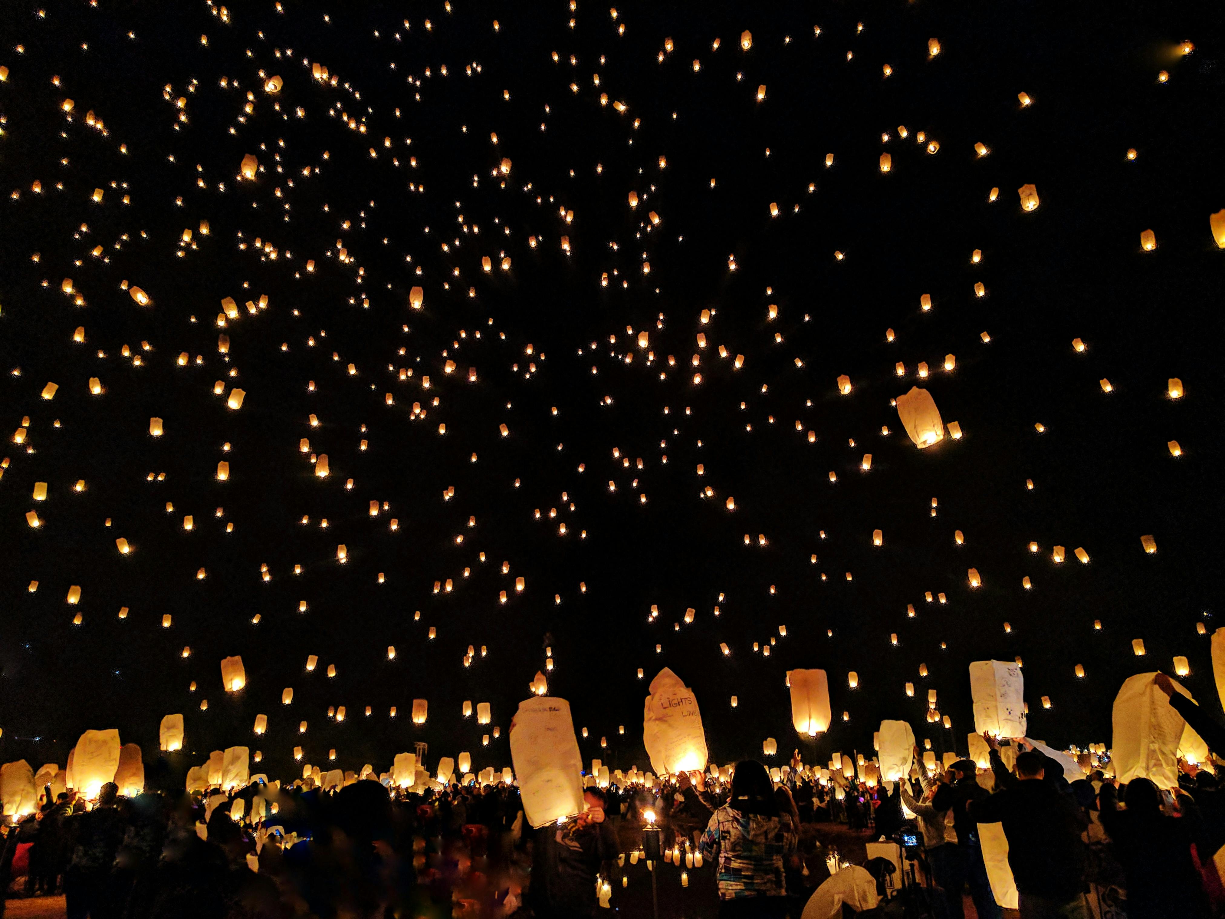 Foto oleh Abby Kihano: https://www.pexels.com/id-id/foto/sekelompok-orang-melempar-lentera-kertas-ke-langit-pada-malam-hari-431722/