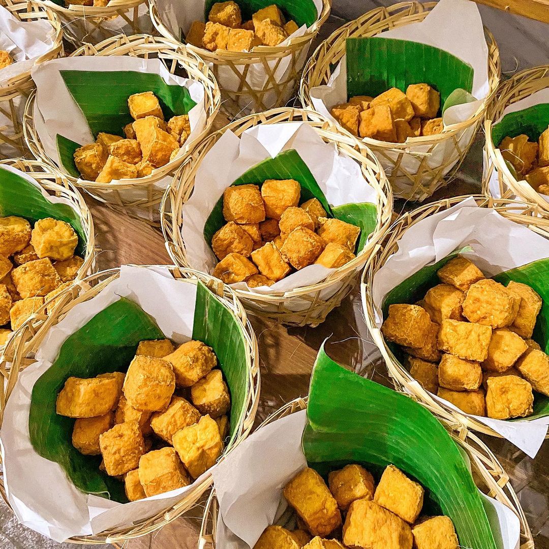 Bongsang, keranjang anyaman bambu untuk mengemas tahu Sumedang sebagai buah tangan. Foto: Instagram @tahubungkeng