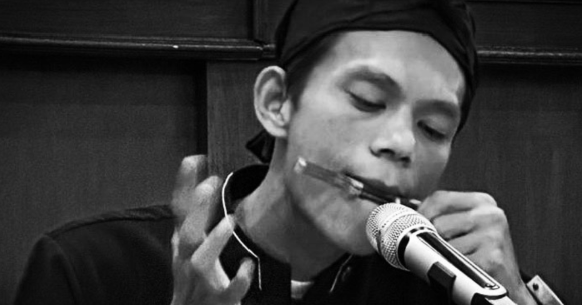 Belgi Alhuda pada saat memainkan alat musik Karinding | Sumber: Dok. Belgi Alhuda