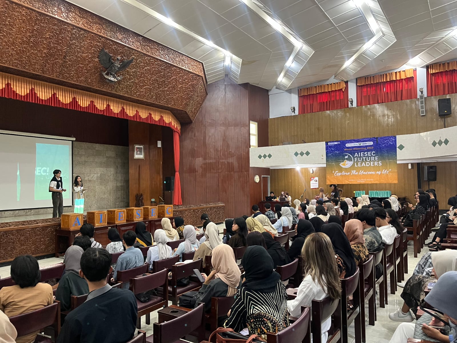 Dokumentasi kegiatan AIESEC Future Leaders Winter Peak by AIESEC in Semarang sesi Induction dengan tema “Leadership 101: Lead Your Team”