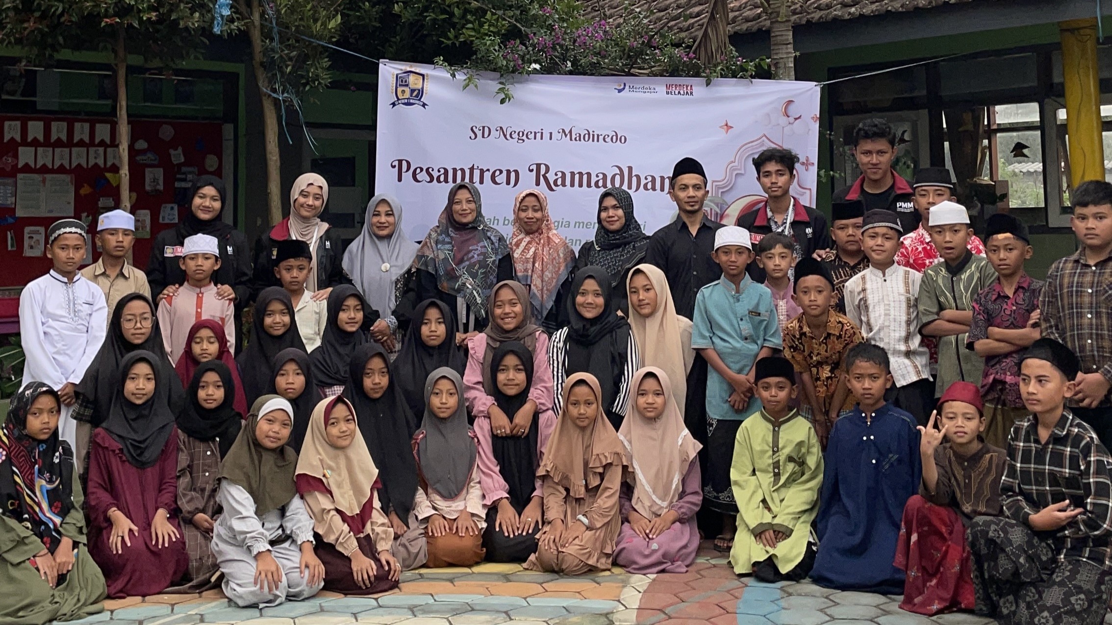 Foto bersama kelompok 3 FEB Mengajar dengan siswa dan tenaga pengajar SDN Madiredo 01